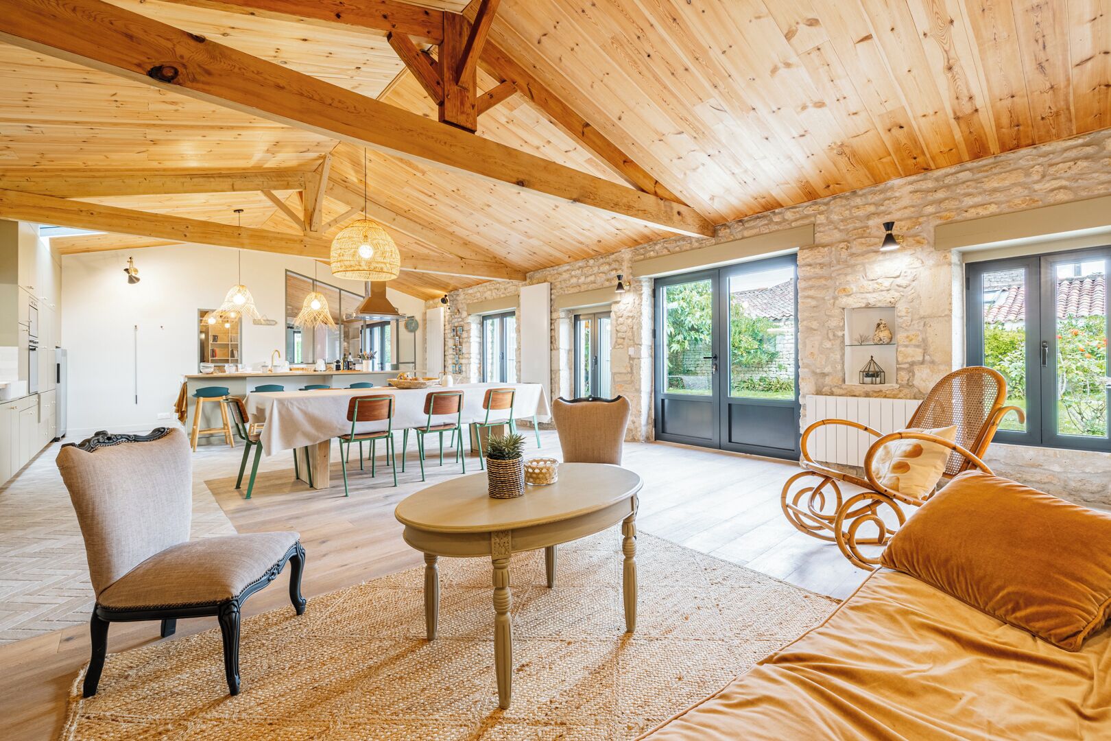 Älytelevisio, pöytäjalkapallopöytä, pöytätennispöytä, kirjoja