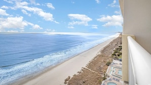 Un hôtel situé en bord de mer, doté d’une piscine et offrant une vue sur l’océan.