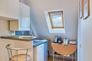 Fridge, microwave, coffee/tea maker, electric kettle - Charming Studio Arc de Triomphe Monceau (Paris)