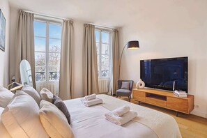 Tabla de planchar con plancha, wifi y ropa de cama 