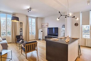 TV - Superb apartment Center of Paris Le Marais (Paris)