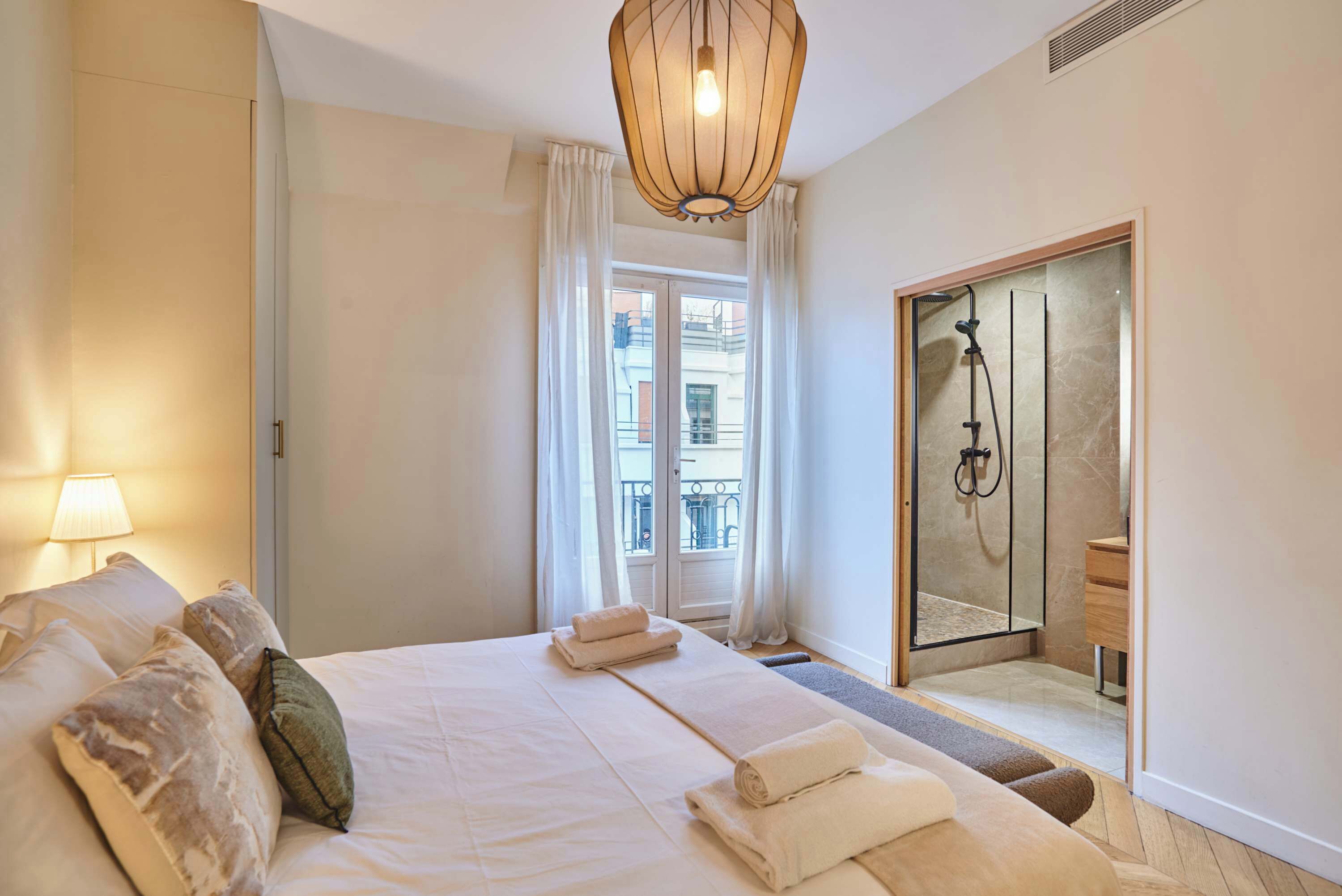 Iron/ironing board, WiFi, bed sheets