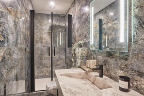 Shower, hair dryer, towels, shampoo - Superb Apartment Terrace Champs Elysees (Paris)
