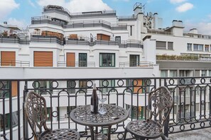 Outdoor dining - Superb Apartment Terrace Champs Elysees (Paris)