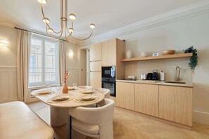 Dining - Luxurious AC Apartment Louvre Museum Saint Honoré (Paris)