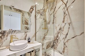 Shower, hair dryer, towels, shampoo - Luxurious AC Apartment Louvre Museum Saint Honoré (Paris)