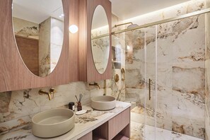 Douche, sèche-cheveux, serviettes fournies, shampoing