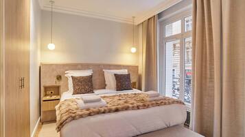 Tabla de planchar con plancha, wifi y ropa de cama