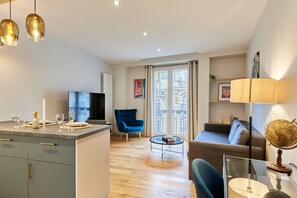 TV, offices - Modern Apartment Champs Elysees Trocadero (Paris)