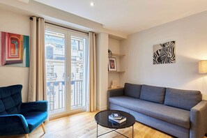 TV, offices - Modern Apartment Champs Elysees Trocadero (Paris)