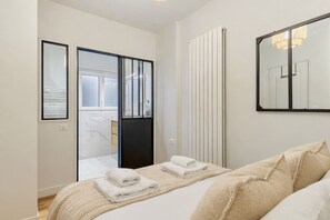 Iron/ironing board, WiFi, bed sheets - Modern Apartment Champs Elysees Trocadero (Paris)