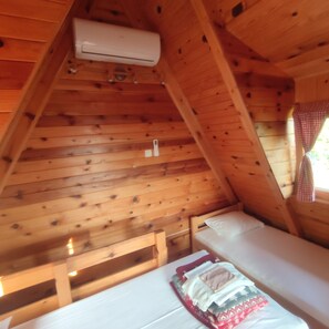 Tabla de planchar con plancha, internet y ropa de cama 