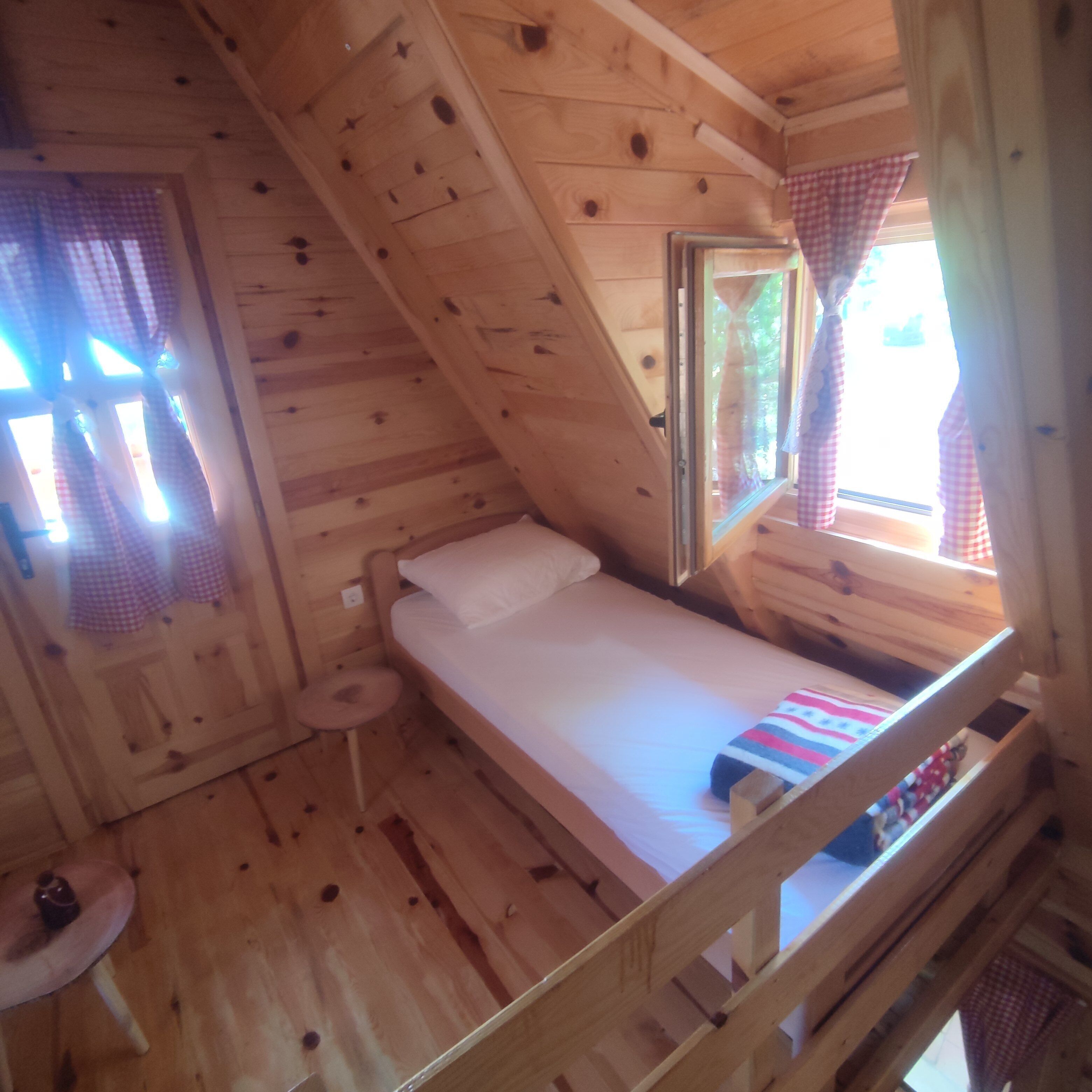 2 bedrooms, iron/ironing board, internet, bed sheets