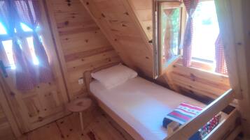 2 bedrooms, iron/ironing board, internet, bed sheets