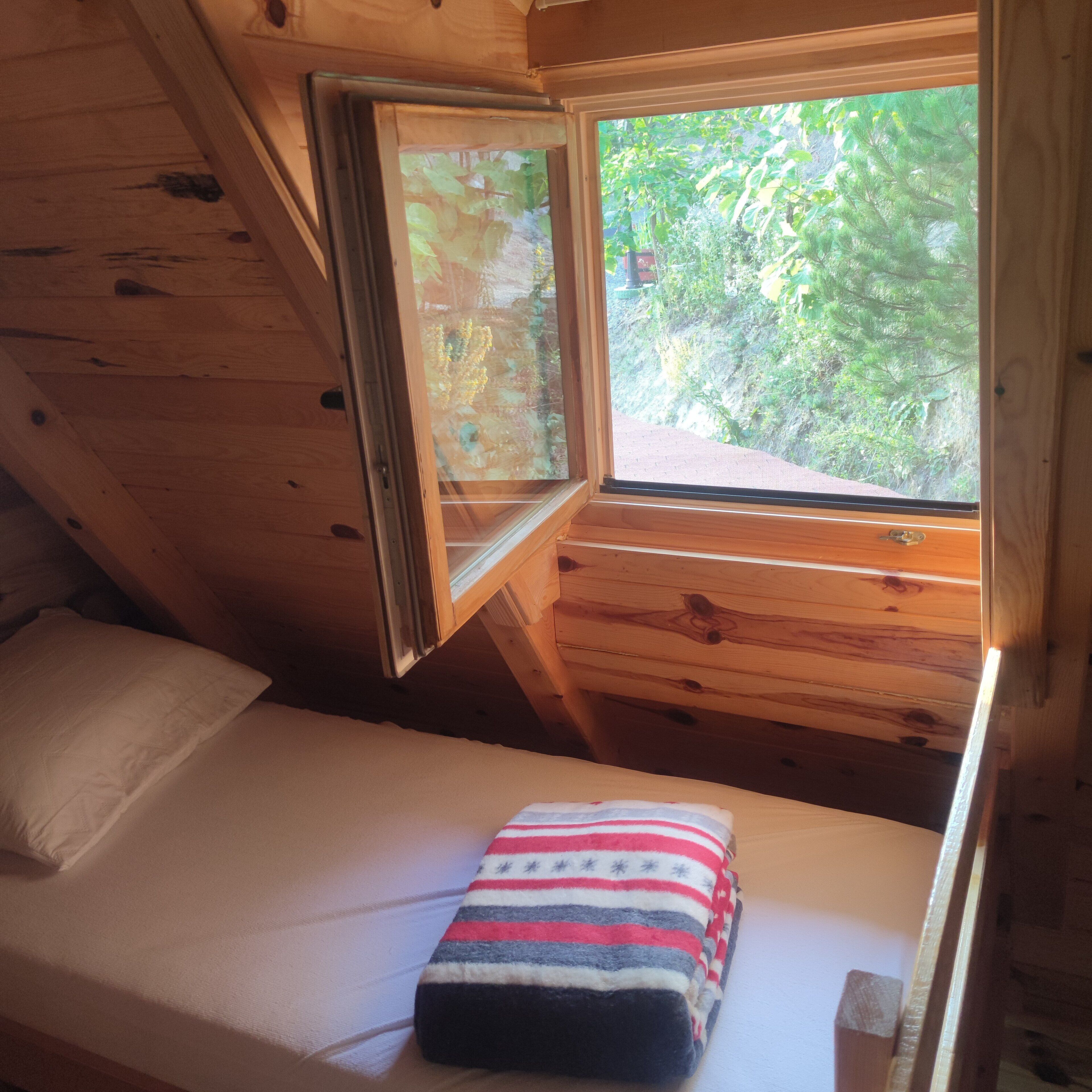 Iron/ironing board, internet, bed sheets