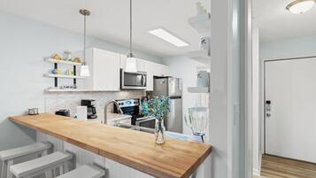 Maison en rangée, Plusieurs lits, patio, vue sur le jardin (114 Palm Beach Dr D) | Cuisine privée