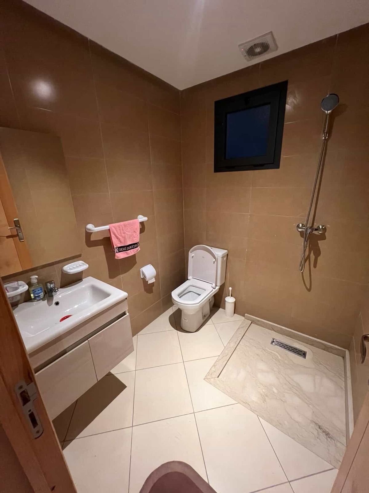 Douche, serviettes fournies, savon, papier toilette