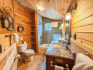 Bathroom - Cabin at Walland Forest (Walland)