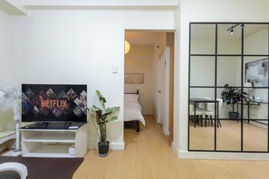 WiFi, bed sheets - Cozy 1-bedroom apartment in delightful Taguig with AC and gym access (Taguig)