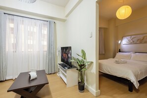 WiFi, bed sheets - Cozy 1-bedroom apartment in delightful Taguig with AC and gym access (Taguig)