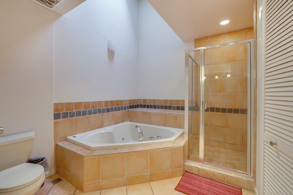 A bathroom with a bathtub, shower, and toilet. - 6 Mi to Dtwn Garland: Group Getaway w/ Pool Access (Garland)