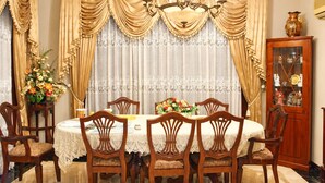 A dining room with a round table, six chairs, and a chandelier. - Barnes Place Grand Residence Colombo 7 (Colombo)