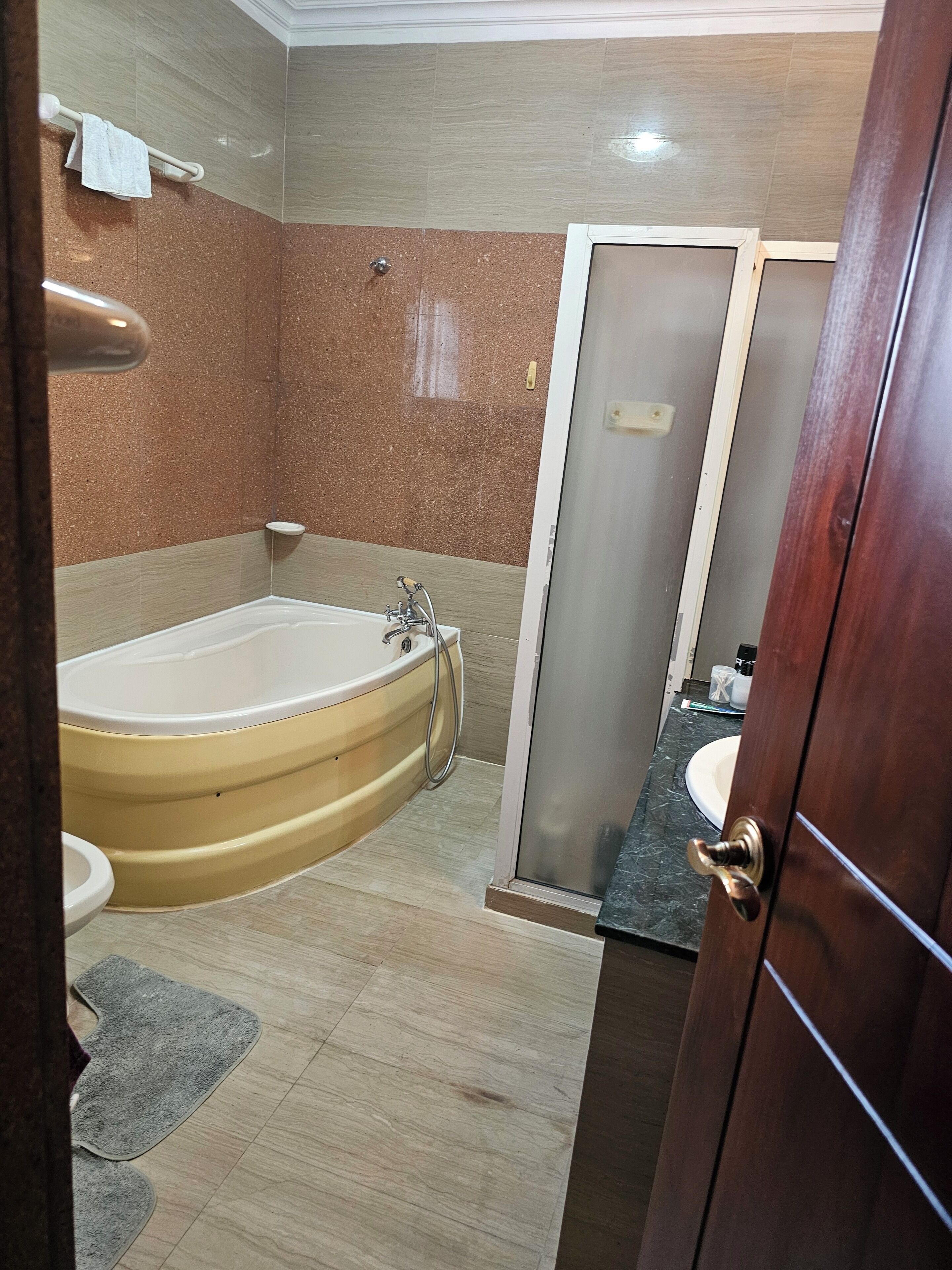 Ducha, bidet, toallas, jabón