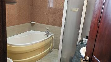Ducha, bidet, toallas, jabón