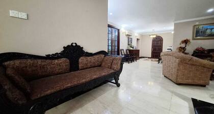 Luxury Full Aircondition House in Barnes Place Colombo 07 with 03 Bed Rooms