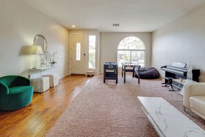 House (4 Bedrooms) | Interior - Pool & Great Location! Smart Home in Chandler (Chandler)