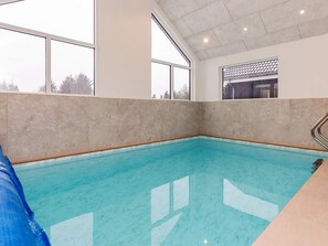 Hus | Basseng | Innendørsbasseng og utendørsbasseng