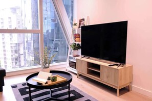 TV, offices - West Side Place 1BR with parking Pool & Gym (Melbourne)