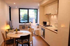 Dining - Executive Stay Quiet 2B2B Study Tram at Door (Balwyn)