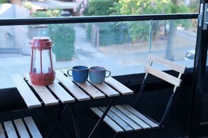 Outdoor dining - Executive Stay Quiet 2B2B Study Tram at Door (Balwyn)