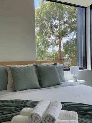 Desk, iron/ironing board, WiFi, bed sheets - Executive Stay Quiet 2B2B Study Tram at Door (Balwyn)