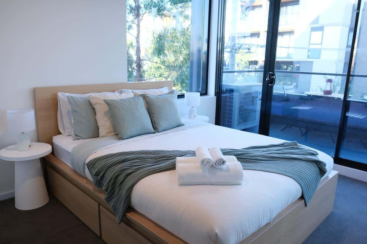 Desk, iron/ironing board, WiFi, bed sheets