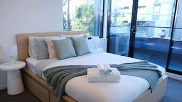 Desk, iron/ironing board, WiFi, bed sheets