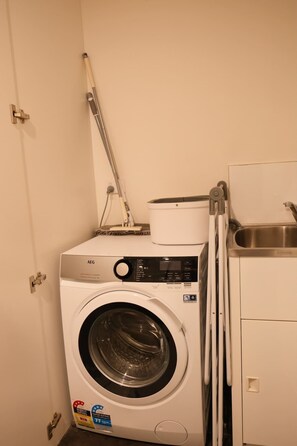 Interior - Executive Stay Quiet 2B2B Study Tram at Door (Balwyn)