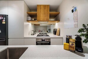 Refrigerador, microondas, horno y parrilla de estufa 