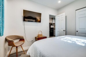Interior - Explore Shops, Eats & Entertainment! Pasadena Apt (Pasadena)