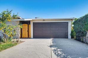 Interior - Explore Shops, Eats & Entertainment! Pasadena Apt (Pasadena)