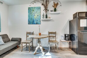 Interior - Explore Shops, Eats & Entertainment! Pasadena Apt (Pasadena)