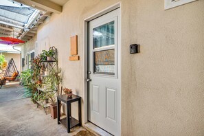 Interior - Explore Shops, Eats & Entertainment! Pasadena Apt (Pasadena)