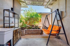 Interior - Explore Shops, Eats & Entertainment! Pasadena Apt (Pasadena)