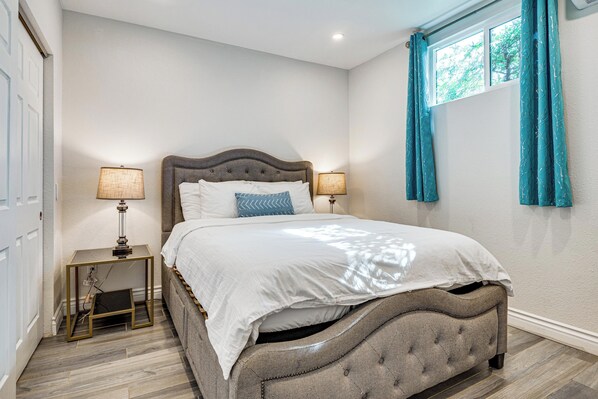 Interior - Explore Shops, Eats & Entertainment! Pasadena Apt (Pasadena)