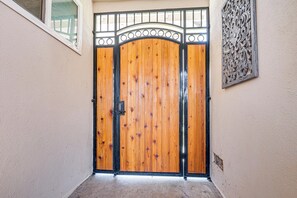 Interior - Explore Shops, Eats & Entertainment! Pasadena Apt (Pasadena)
