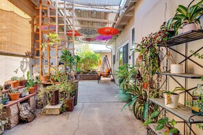 Interior - Explore Shops, Eats & Entertainment! Pasadena Apt (Pasadena)