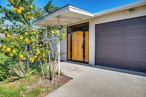 Interior - Explore Shops, Eats & Entertainment! Pasadena Apt (Pasadena)