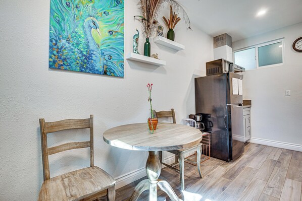 Interior - Explore Shops, Eats & Entertainment! Pasadena Apt (Pasadena)