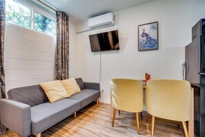 Interior - 4 Mi to Old Pasadena! Well-appointed Studio Stay (Pasadena)